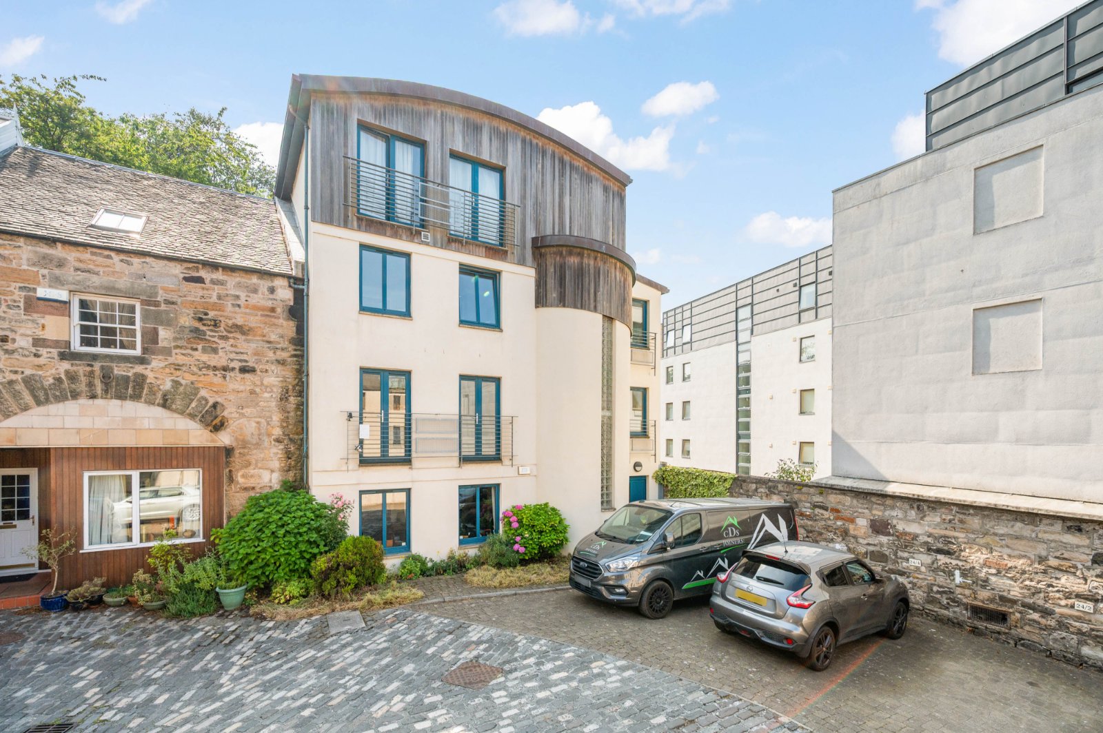 24/2 Lochend Close, Edinburgh, EH8