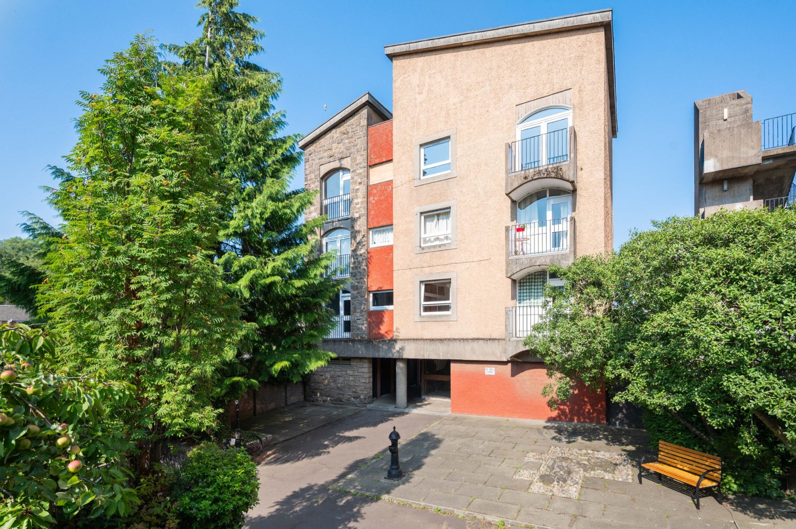 3/2 Browns Close, 65 Canongate, Edinburgh, EH8